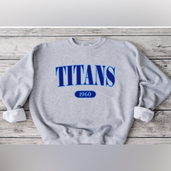 Gildan Tops - Titans Offset Crewneck